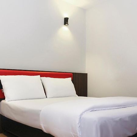 Oyo 90027 Happy Hotel Джохор-Бару Экстерьер фото