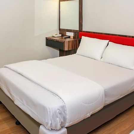 Oyo 90027 Happy Hotel Джохор-Бару Экстерьер фото