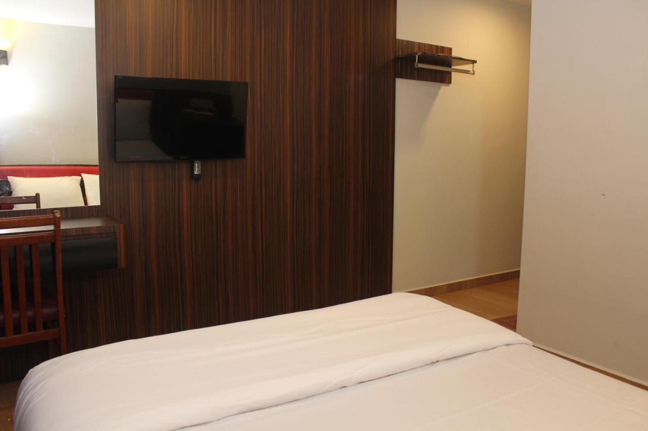 Oyo 90027 Happy Hotel Джохор-Бару Экстерьер фото