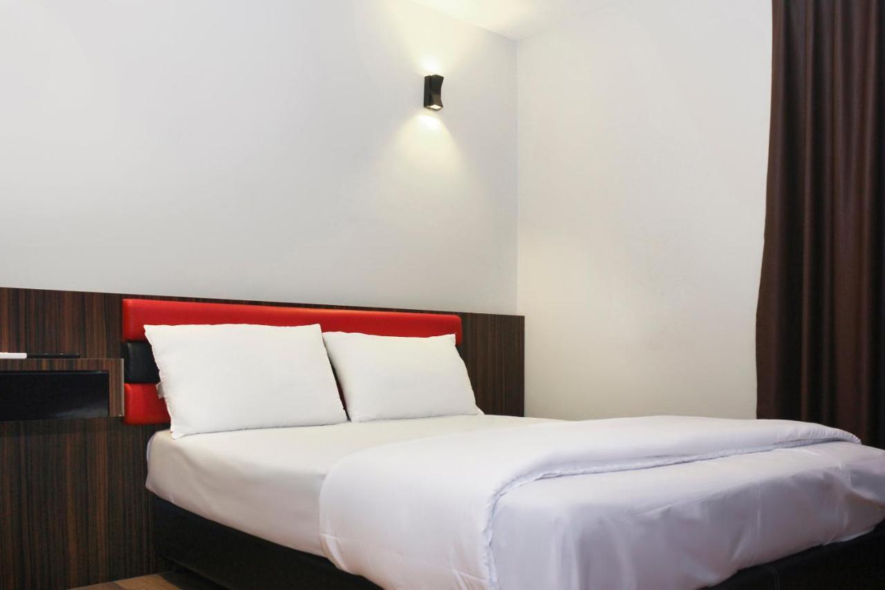 Oyo 90027 Happy Hotel Джохор-Бару Экстерьер фото