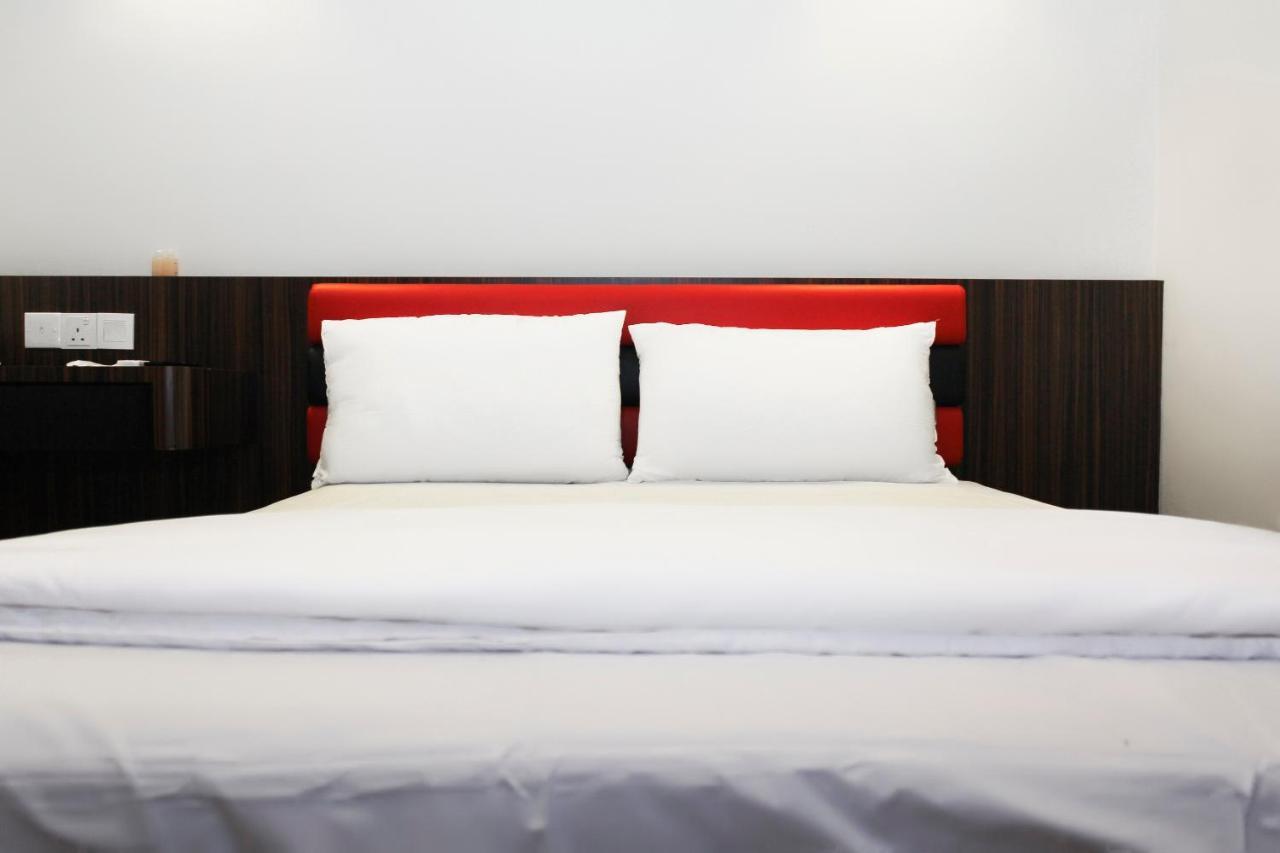 Oyo 90027 Happy Hotel Джохор-Бару Экстерьер фото