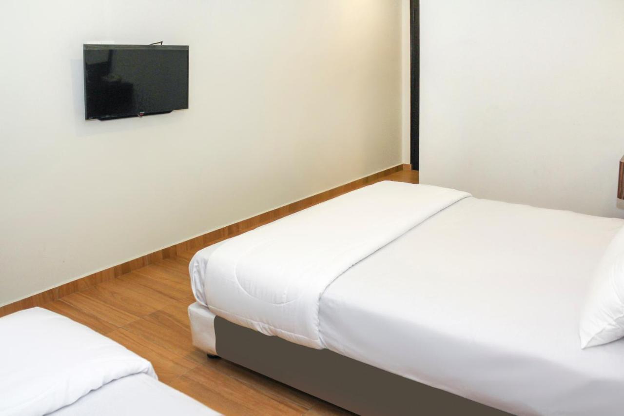 Oyo 90027 Happy Hotel Джохор-Бару Экстерьер фото