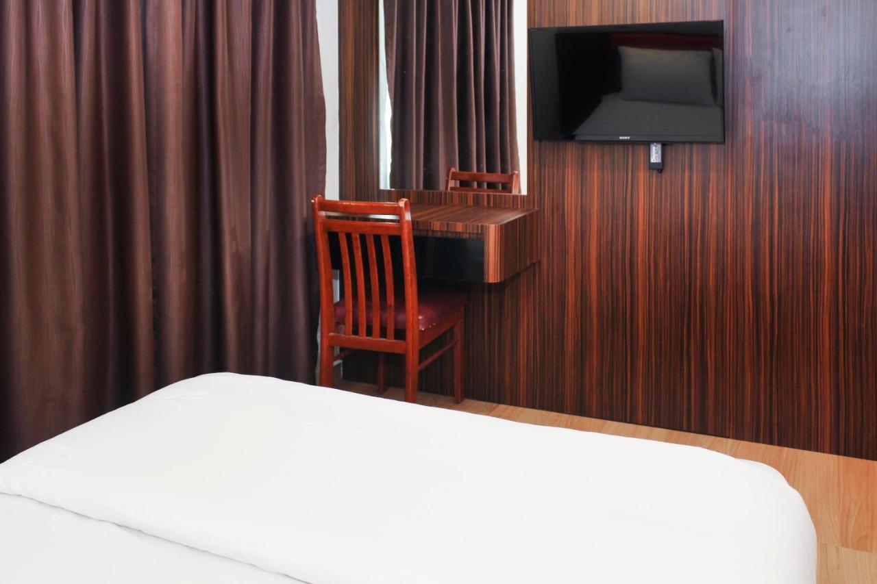 Oyo 90027 Happy Hotel Джохор-Бару Экстерьер фото