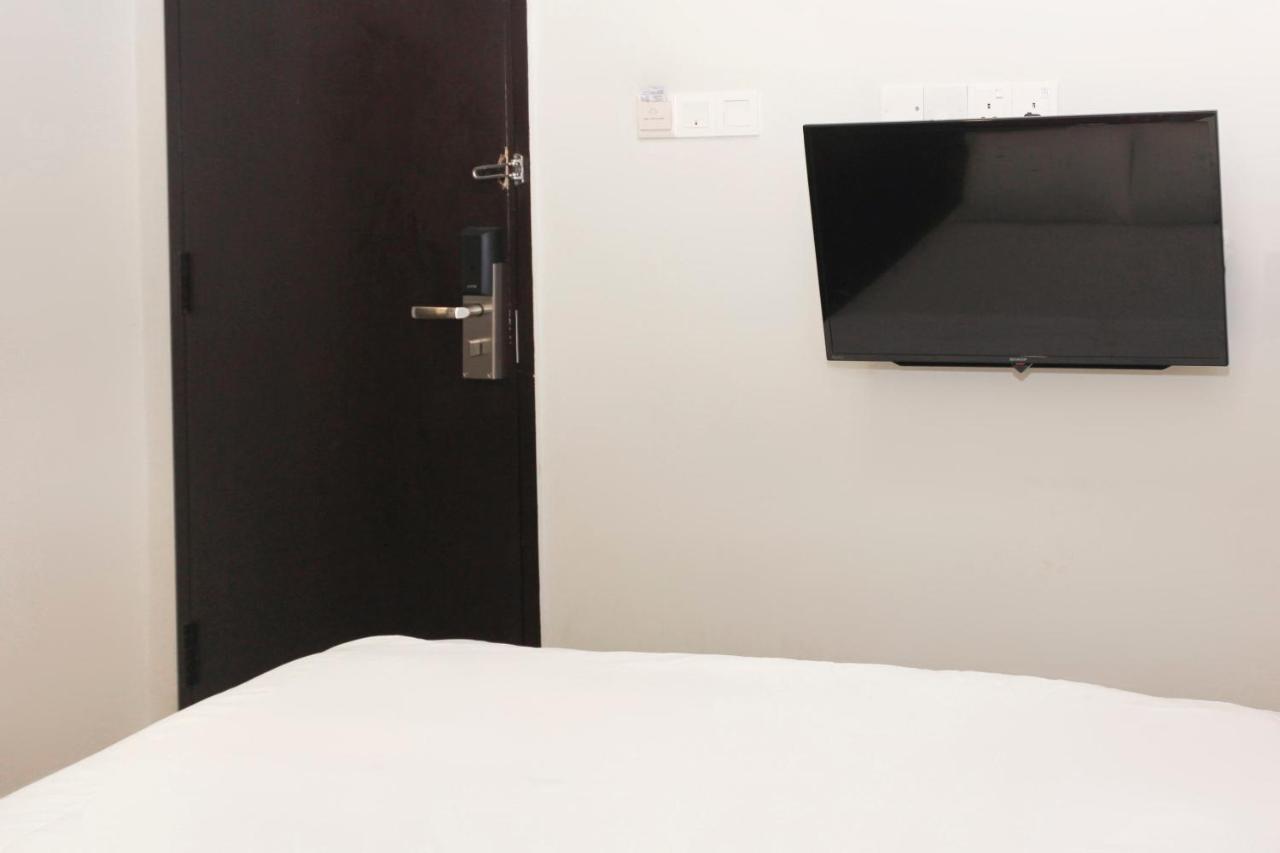 Oyo 90027 Happy Hotel Джохор-Бару Экстерьер фото