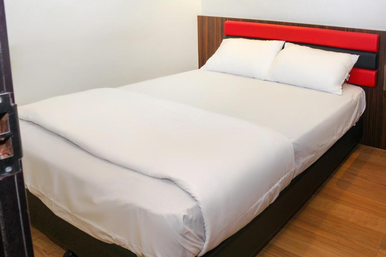 Oyo 90027 Happy Hotel Джохор-Бару Экстерьер фото
